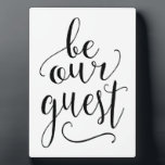 Be Our Guest - Sign for Guest Room or B and B Home フォトプラーク<br><div class="desc">美しい書道とフェミニンデザインは、お母さんやホームオフィスに最適。オフィス感動的または自宅の引用文。</div>