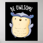 Be Owlsome おもしろい Owl Pun Dark BG ポスター (正面)