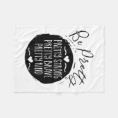 Be Pretty Strong Brave Kind Kindness Insration Mot フリースブランケット (正面(横))