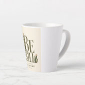 BE STILL | 詩篇 46:10 | あたたかなクリーム色 カフェラテマグ (右アングル)