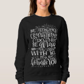 Be Strong & Courageous Bible Verse Crewneck スウェットシャツ (正面)