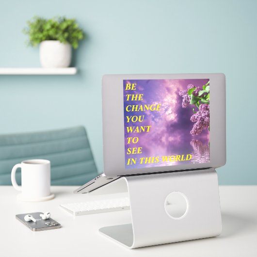 BE THE CHANGE シール (デスク上のノートパソコン)