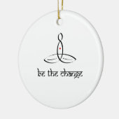 Be The Change – ブラックサンスクリットスタイル セラミックオーナメント (左)