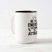 Be The Energy You Want To Attract – Positive Motiv ツートーンマグカップ (正面左)