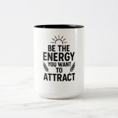 Be The Energy You Want To Attract – Positive Motiv ツートーンマグカップ (中央)