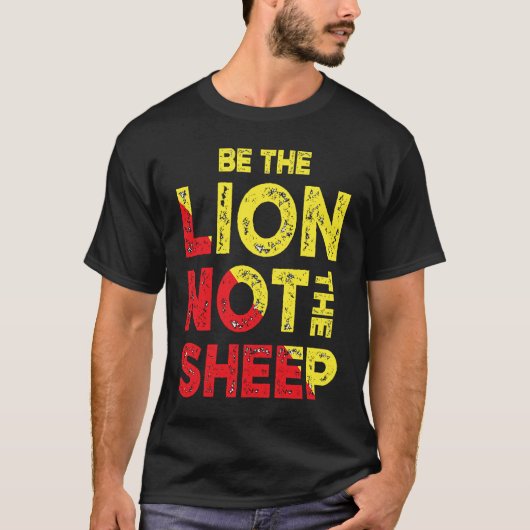 Be The Lion Not The Sheep Motivational Saying Tシャツ (正面)