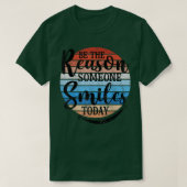 Be The Reason Someone Smiles Today Retro Design Mo Tシャツ (デザイン正面)