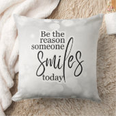 Be the Reason Someone Smiles Today Throw Pillow クッション (ブランケット)