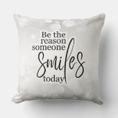 Be the Reason Someone Smiles Today Throw Pillow クッション (正面)