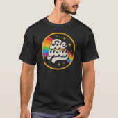 Be You - Retro Groovy Pride Rainbow Tシャツ (正面)