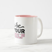 "Be Your Self" 勇気づけられるブラックとピンクのマグカップ ツートーンマグカップ (正面右)