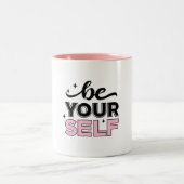 "Be Your Self" 勇気づけられるブラックとピンクのマグカップ ツートーンマグカップ (中央)