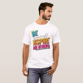 Be Yourself Inspire Others - Motivational Colorful Tシャツ (正面フル)