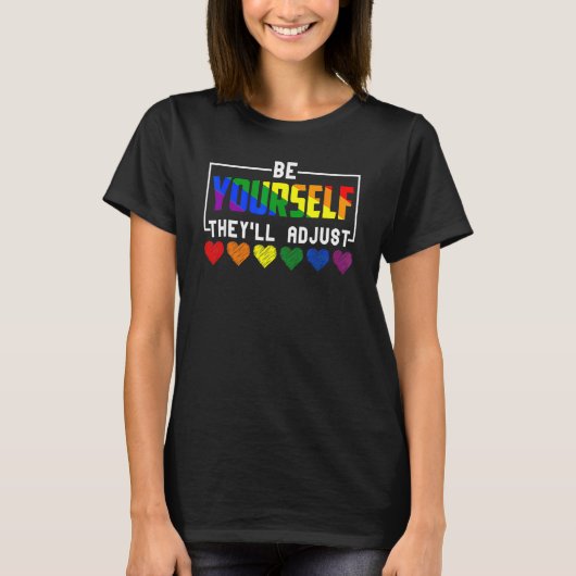 Be Yourself They Will Adjust Rainbow Hearts LGBT G Tシャツ (正面)