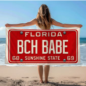 Beach Babe 1969 | Red Retro Florida License Plate ビーチタオル