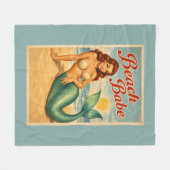 Beach Babe Pin-Up Mermaid Art | Retro Coastal Teal フリースブランケット (正面(横))