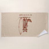 Beach Bandit Raccoon Surfer – Funny Vintage ビーチタオル (正面)