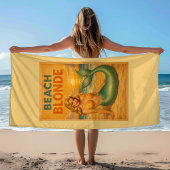 Beach Blonde Pin-Up Mermaid - Yellow Retro Coastal ビーチタオル