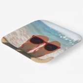 Beach Flip-flops with Red Sunglasses ペーパープレート (傾斜あり)