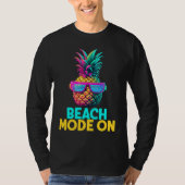 Beach Mode On Funny Retro Pineapple Sunglasses Vac Tシャツ (正面)
