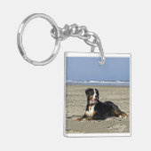 beach.pngのbernese山犬layin キーホルダー (正面左)