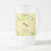 Beach vacay pattern with sunglasses and sun hat  フロストグラスビールジョッキ (正面右)