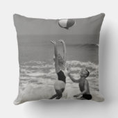 Beachballと遊ぶカップル クッション (裏面)