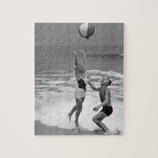 Beachballと遊ぶカップル ジグソーパズル (縦)