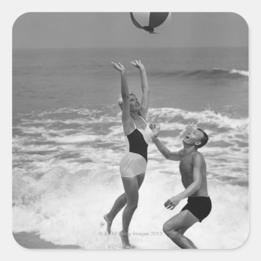 Beachballと遊ぶカップル スクエアシール (正面)