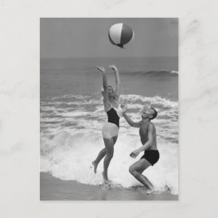 Beachballと遊ぶカップル ポストカード