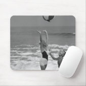 Beachballと遊ぶカップル マウスパッド (マウス)