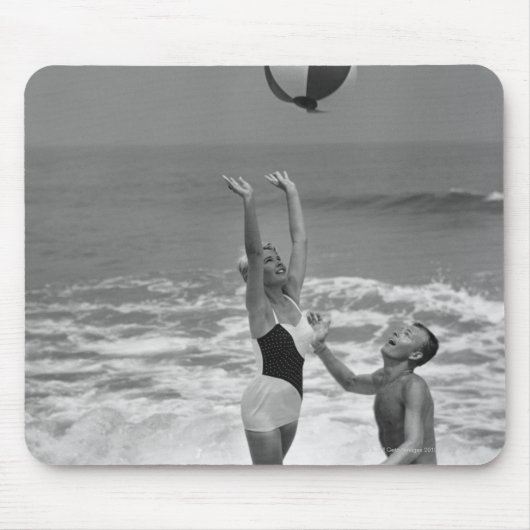 Beachballと遊ぶカップル マウスパッド (正面)