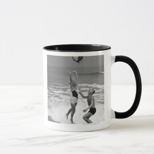 Beachballと遊ぶカップル マグカップ (右)