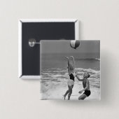 Beachballと遊ぶカップル 缶バッジ (正面&裏面)