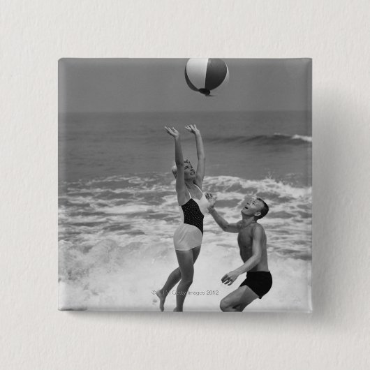 Beachballと遊ぶカップル 缶バッジ (正面)