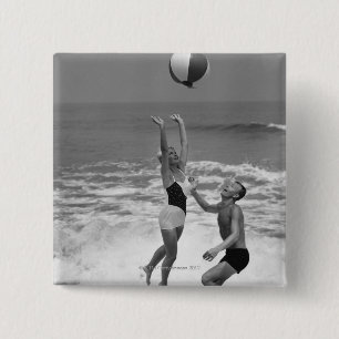 Beachballと遊ぶカップル 缶バッジ
