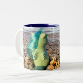 Beachcomber Baby Sea Pony at the Beach ツートーンマグカップ (正面左)