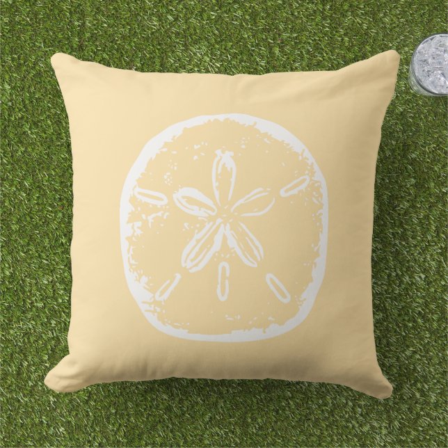 Beachy beige and white sand dollar shell アウトドアクッション (芝生)