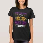 Beads and bling it s a Mardi Gras thing Carnival M Tシャツ (正面)