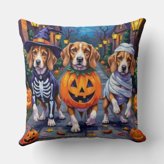 Beagle Dogs Trick-or-Treating in Halloween Costume クッション (裏面)