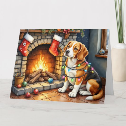 Beagle Sitting by Fireplace with Christmas Lights カード (正面)