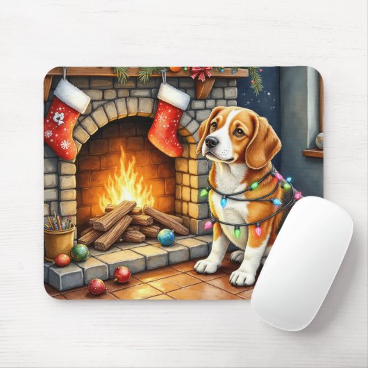 Beagle Sitting by Fireplace with Christmas Lights マウスパッド (マウス)