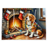 Beagle Sitting by Fireplace with Christmas Lights ラージペーパーバッグ (正面)