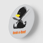 Beak-a-Boo! Cute Cartoon Duck with Funny Pun ラウンド壁時計 (傾斜)