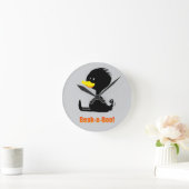 Beak-a-Boo! Cute Cartoon Duck with Funny Pun ラウンド壁時計 (ホーム)