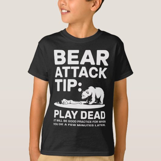 Bear Attack Tip Play Dead Funny Camping Hiking Des Tシャツ (正面)