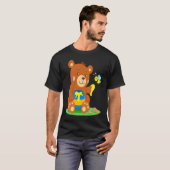 Bear Baby Shares Honey with Bee Bear Bear Child Bo Tシャツ (正面フル)