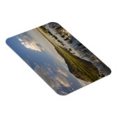 Bear Butte が近くの Bear Butte Lake に映る マグネット (右側)