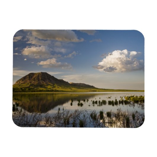 Bear Butte が近くの Bear Butte Lake に映る マグネット (横)