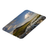 Bear Butte が近くの Bear Butte Lake に映る マグネット (左側)